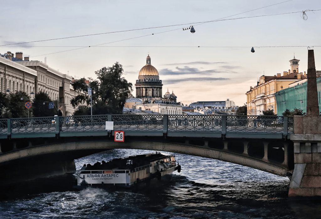 Питерская романтика: Поцелуев мост на фоне Исаакия