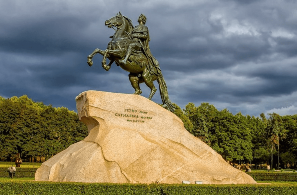 Памятник Медный всадник на фоне пасмурного неба