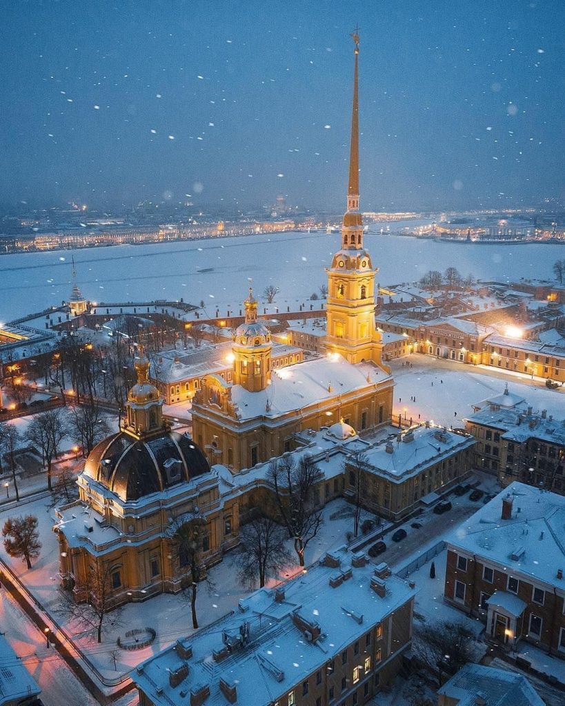 Петропавловская крепость в Санкт-Петербурге, вид на Петропавловскую крепость зимой