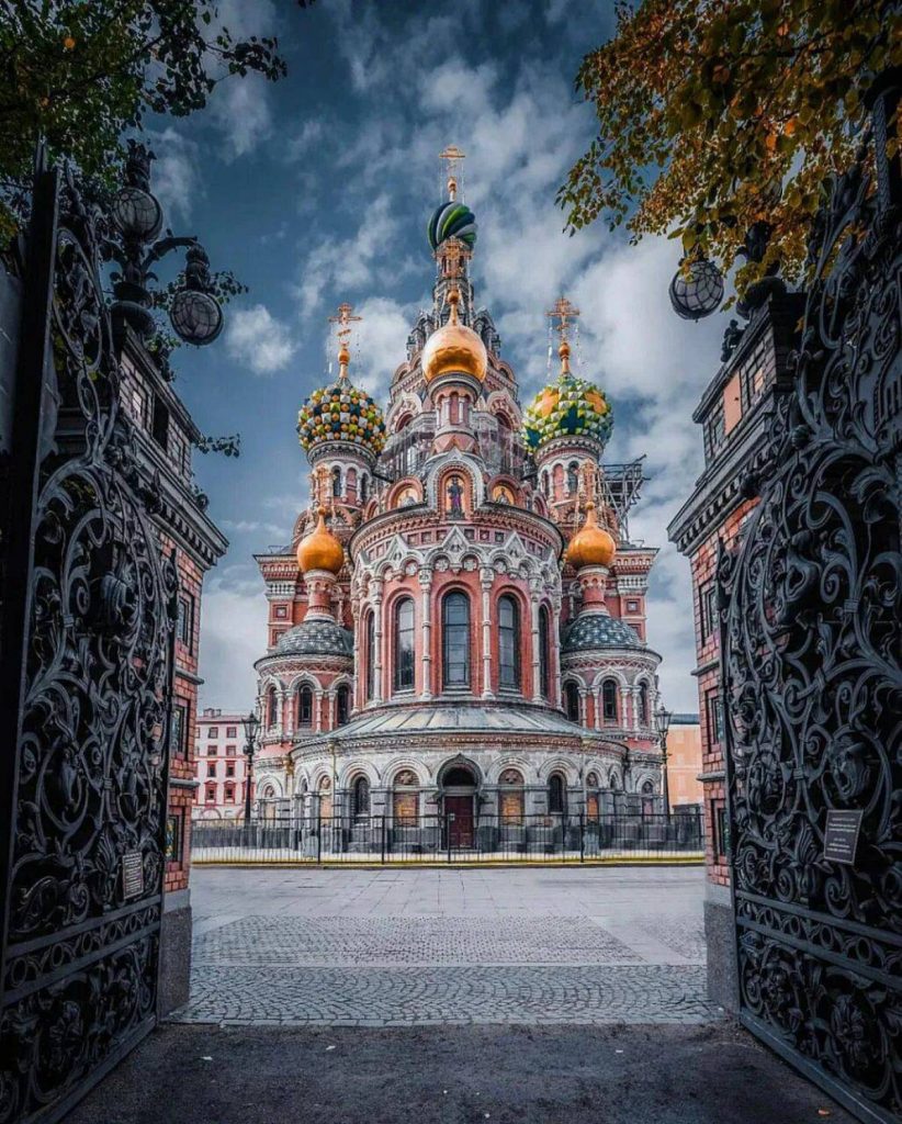 Собор Спас-на-крови в Санкт-Петербурге, вид. на Спас-на-Крови с воротами с летнего сада