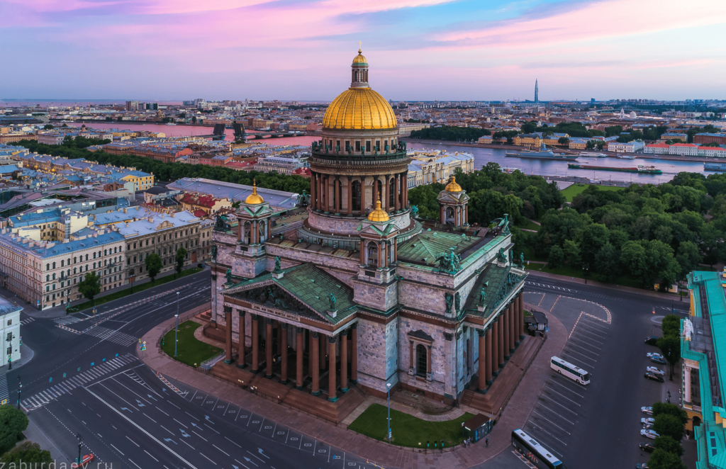 Вид на Исаакиевский собор на закате