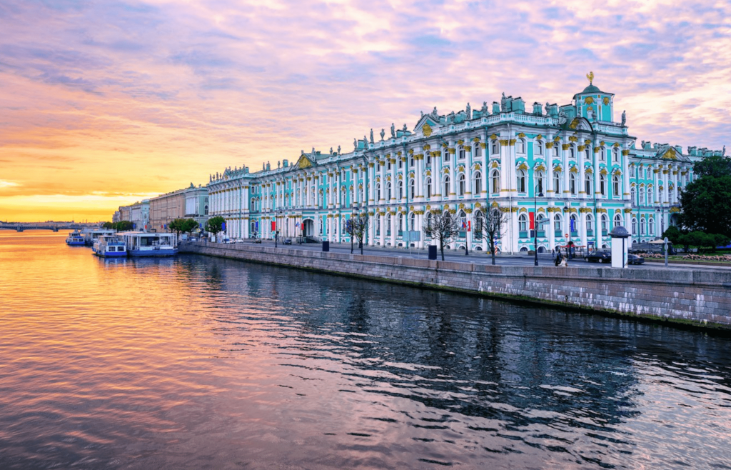 Эрмитаж на закате в Санкт-Петербурге